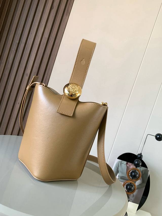 原厂皮 迷你柔软粒面牛皮革 pebble Bucket 水桶手袋pebble将纯粹的简约线条与瞩目设计风格巧妙融合造就别具一格的创新的手袋设计。标志性的 Ana