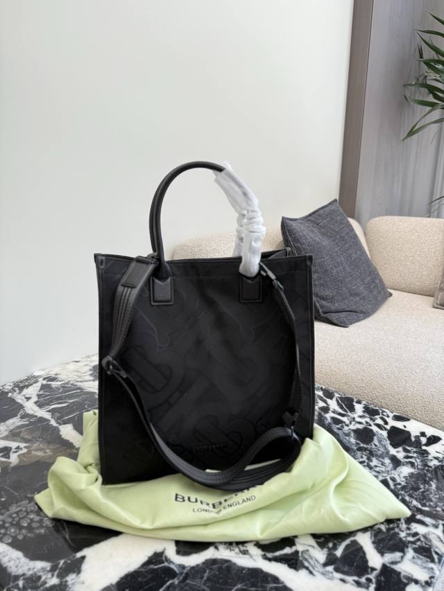 Burberry博柏利 经典品牌Logo满印托特包 Burberry博柏利 经典品牌Logo满印大容量 棉质细节 琴谱包托特包Tote包购物袋单肩手提包 男款