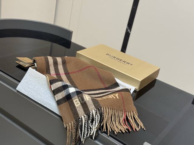 配盒 极品 Burberry经典围巾 巴宝莉真材实料！ 大格子经典图案！ 同样适合男士哦！很绅士！ 上身效果气场非常强大 手感柔软成色有质感， 规格:95%羊毛