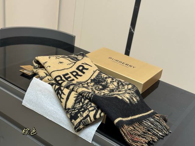 配盒 Size：45*190Cm Burberry双面羊绒围巾！ 爆品强烈推荐入手的围巾！ 巴宝莉双面可用， 一面骑士标， 一面经典格纹真的好好看 自用送人都哦