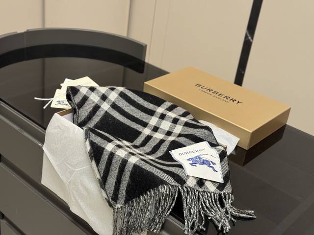 羊绒围巾配盒 Size：180Cm*30Cm 巴宝莉羊绒围巾 最经典的黑白配色 上身超级柔软舒服 这么好看的围巾你还不赶紧定吗