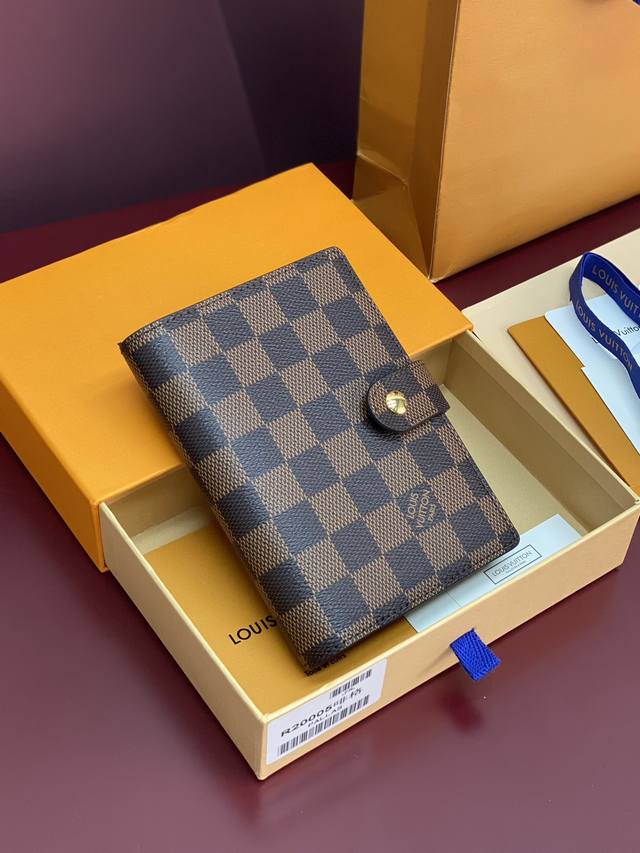 R20005 啡格 芯片版！小号活页记事本封面、这款小型记事本封套以 Monogram帆布制造，可放三张信用卡，亦可作通讯册、笔记册或日历。 Monogram