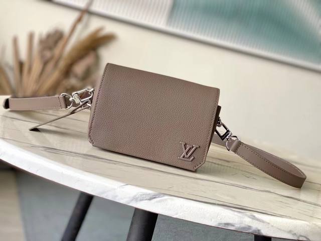 Top-grain leather, original M11484, brown. This Fastline mini handbag is crafted