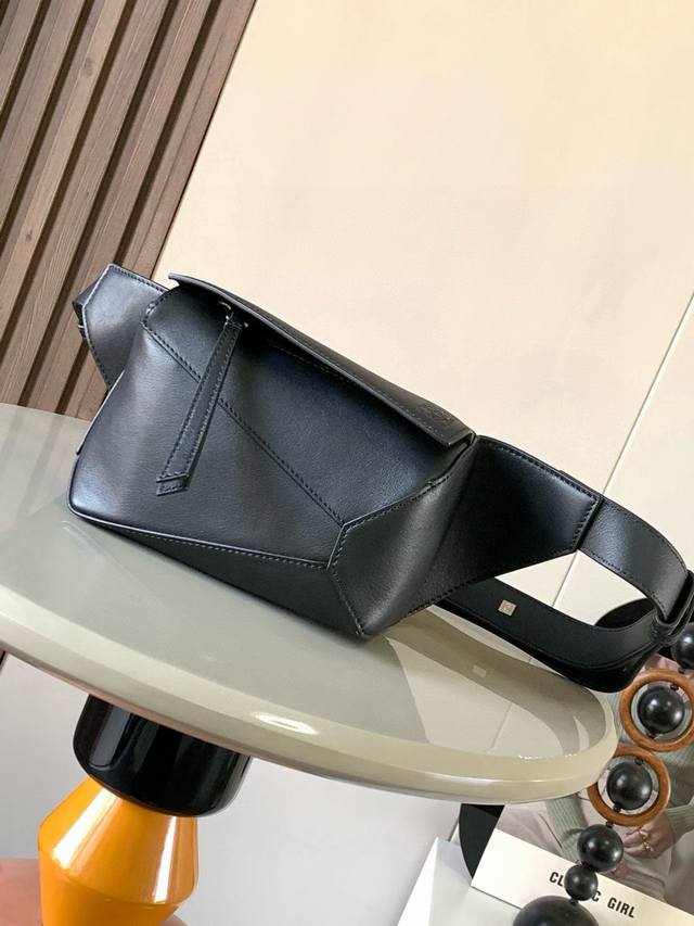 Original leather New mini classic cowhide puzzle waist bag. The rectangular shap