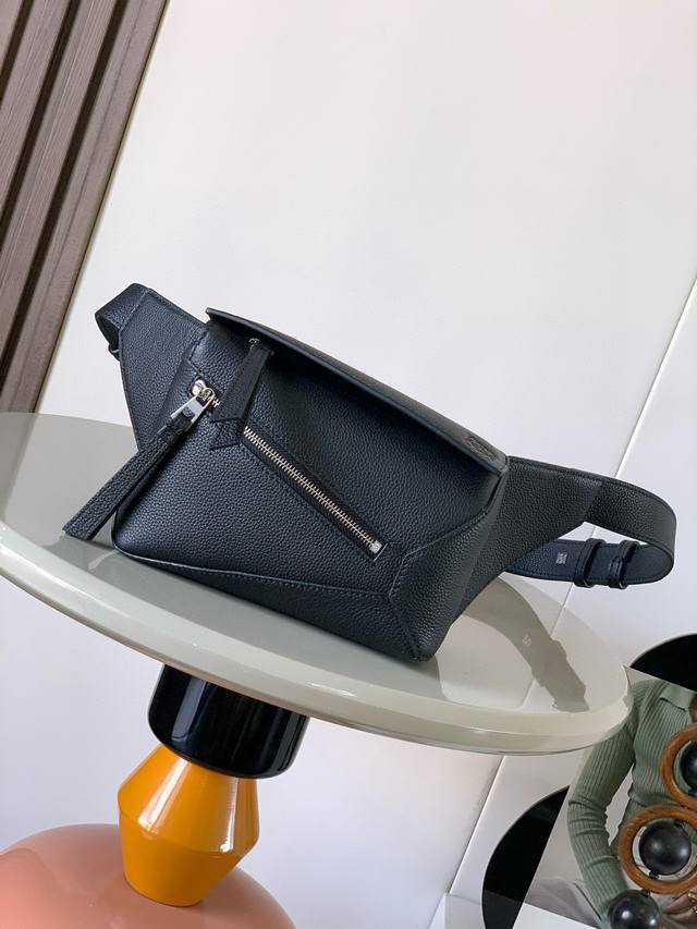 Original leather New mini classic cowhide puzzle waist bag. The rectangular shap