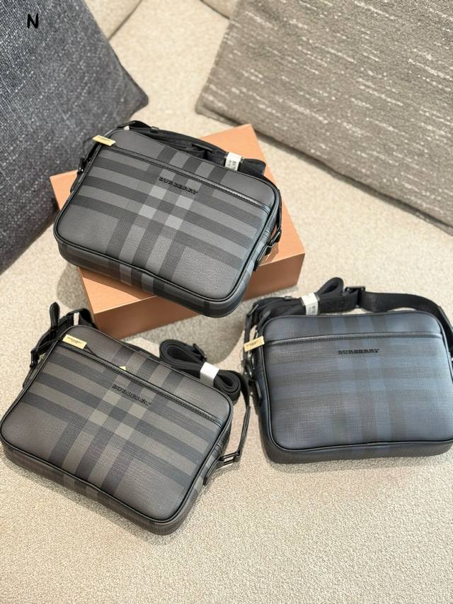 Burberry 博柏利 格纹印花休闲单肩包 采用经典的Vintage格纹，辨识度高，复古英伦风格浓郁，包袋的格纹设计严谨细致，拼接处格纹走向对称流畅 ，凸显品