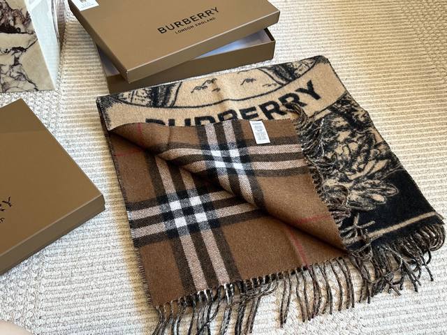 配盒 原单羊绒五金 Size：50* Cm Burberry双面羊绒围巾！ 爆品强烈推荐入手的围巾！ 双面可用， 一面骑士标， 一面经典格纹真的好好看 自用送人