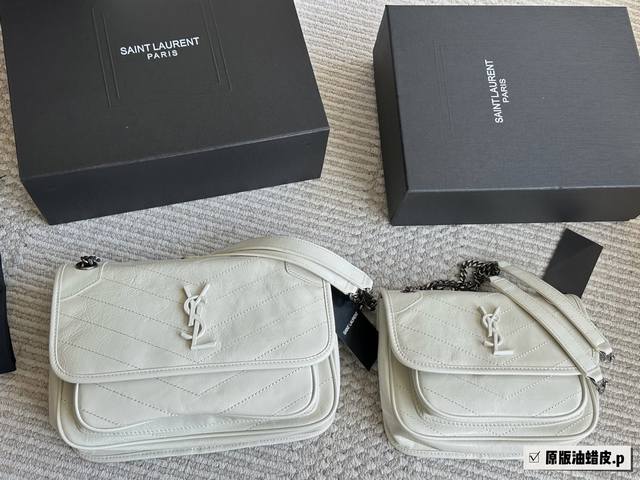 Original waxed leather Size: 28*22Cm large 22*18Cm small Niki is really comforta