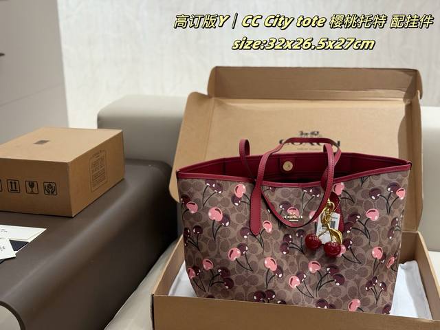 飞机盒 配挂件 Coach City Tote 谁懂！这个樱桃图案太吸睛了！ 路过，我的目光就被锁定住 延续经典包型，这个储物空间简直可以装下全世界我的旅行搭子