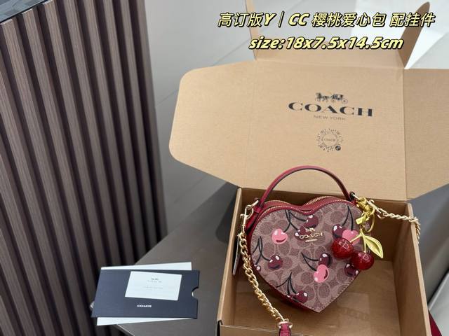配挂件 飞机盒 Coach 樱桃爱心包 配挂件 樱桃印花又来啦 看起来敲喜庆！气质与可爱并存！ 可以手提可以斜挎 包包空间还不小！ 两个拉链隔层 长肩带还是皮质