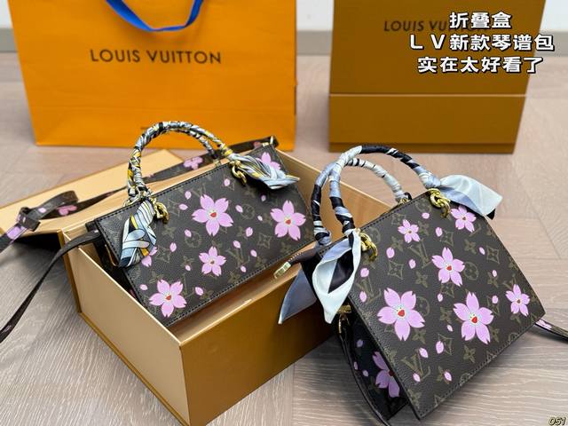 同价 折叠盒 Lv新款琴谱包 实在太好看了！百看不厌。 一眼就让人心动的包。 尺寸合适，既能装又不重！ 手提和单肩都很好看 入股不亏！ 尺寸20 16 24 1