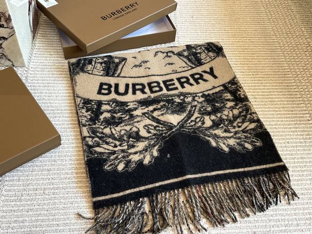配盒 原单羊绒五金 Size：50* Cm Burberry双面羊绒围巾！ 爆品强烈推荐入手的围巾！ 双面可用， 一面骑士标， 一面经典格纹真的好好看 自用送人