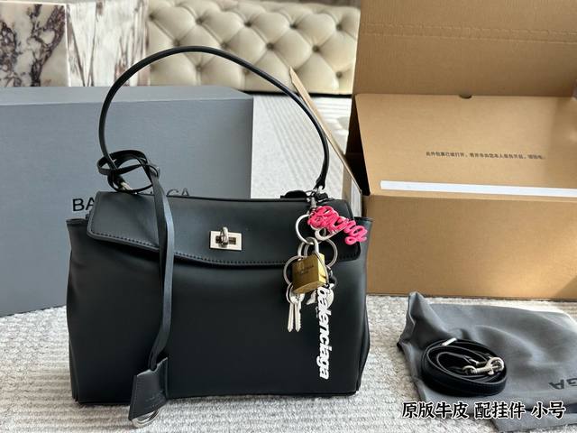 配挂件 原版皮 配挂件配礼盒 Size：28*18Cm 巴黎世家新款Rodeo大廓形包包 柔软的大廓形包包 上身慵懒感立刻Get、 真的很喜欢又方便又酷的超实用