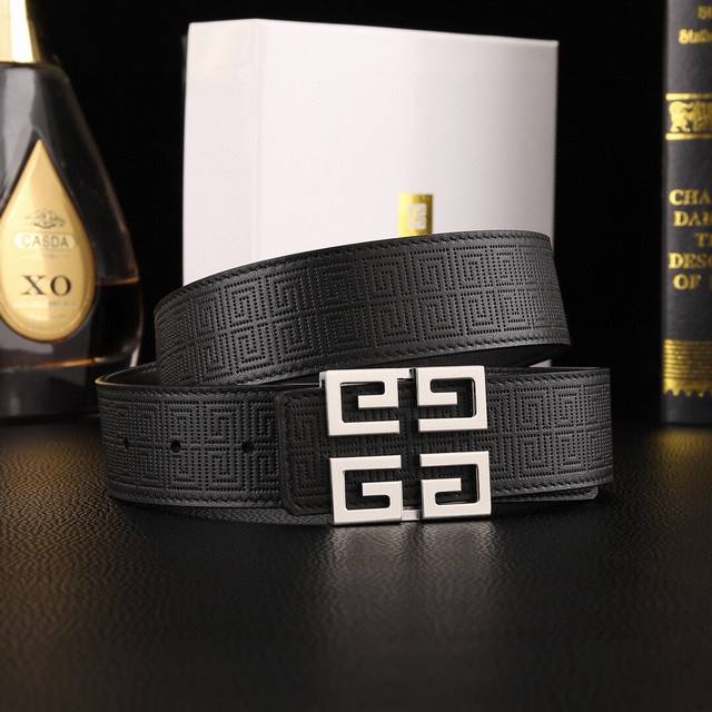 This Givenchy belt is crafted from luxurious cowhide leather, creating an origi