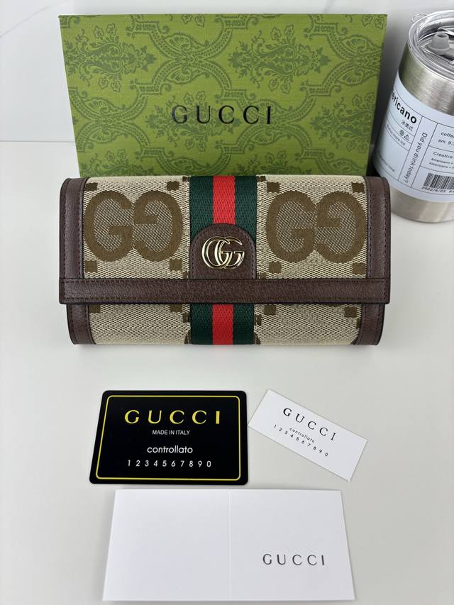 Guccl Diana钱包融合品牌颇具辨识度的元素，匠心字母交织图案细节。这款钱包由双G图案帆布制作而成，匠心运用别致酒神扣，简单大方，散发出一抹现代气息。 款