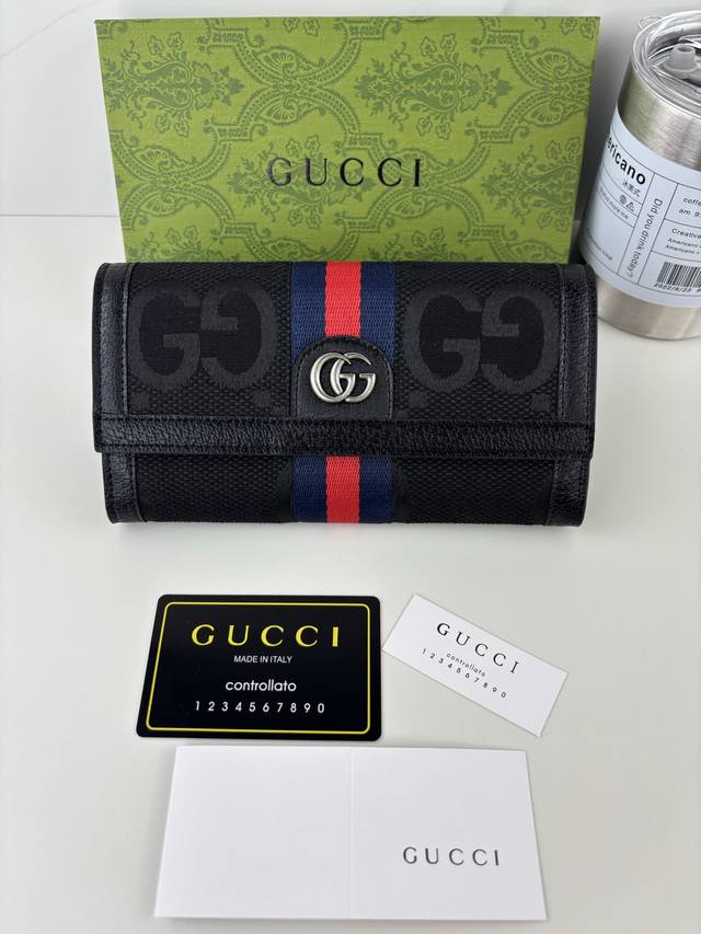 Guccl Diana钱包融合品牌颇具辨识度的元素，匠心字母交织图案细节。这款钱包由双G图案帆布制作而成，匠心运用别致酒神扣，简单大方，散发出一抹现代气息。 款