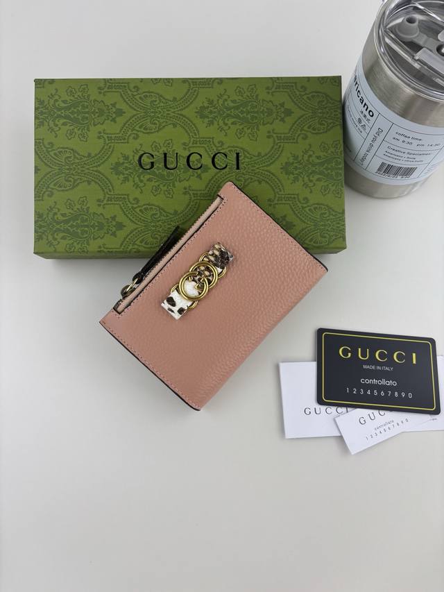 Guccl 夏季系列，全新推出这款钱包采用粉色皮革精制而成，正面蝴蝶结以原色蟒蛇皮滚边和金色调互扣式双G细节打造而成 款号: 750459 尺寸: 12.5*9