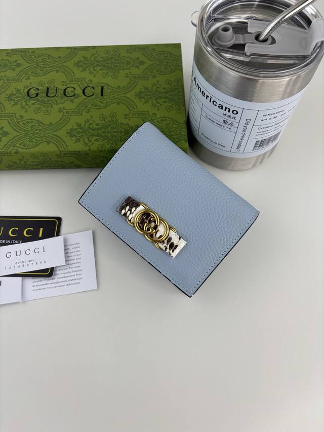 Guccl 最新～饰互扣式双G蟒蛇皮蝴蝶结小钱包。以原工厂p小牛皮精制而成，正面蝴蝶结以蟒蛇皮滚边和古金色调互扣式双G细节打造而成，标志性时尚单品 款号: 74