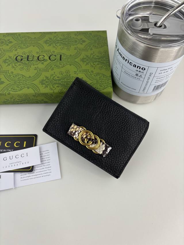 Guccl 最新～饰互扣式双G蟒蛇皮蝴蝶结小钱包。以原工厂p小牛皮精制而成，正面蝴蝶结以蟒蛇皮滚边和古金色调互扣式双G细节打造而成，标志性时尚单品 款号: 74