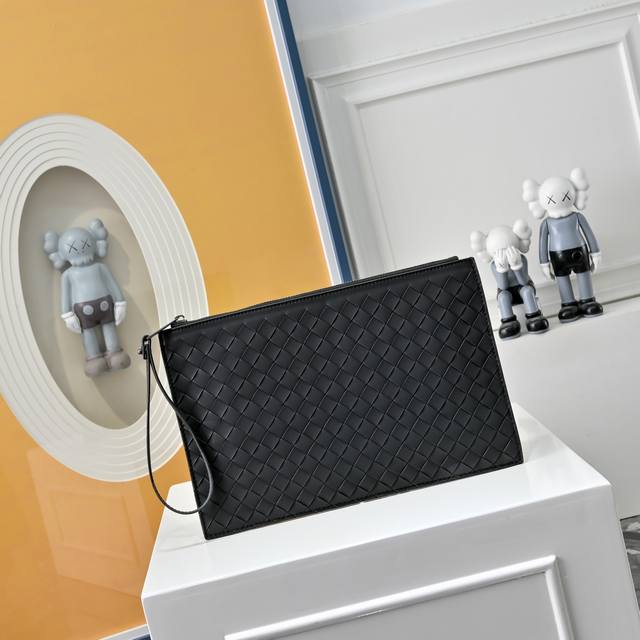 Bv葆蝶家升级版 Bottega Veneta最新款Bv手包 官网同步 采用顶级皮料 手感柔软舒适超赞 专柜原装乌钢五金专用里布 尺寸:3X1X20Cm 862