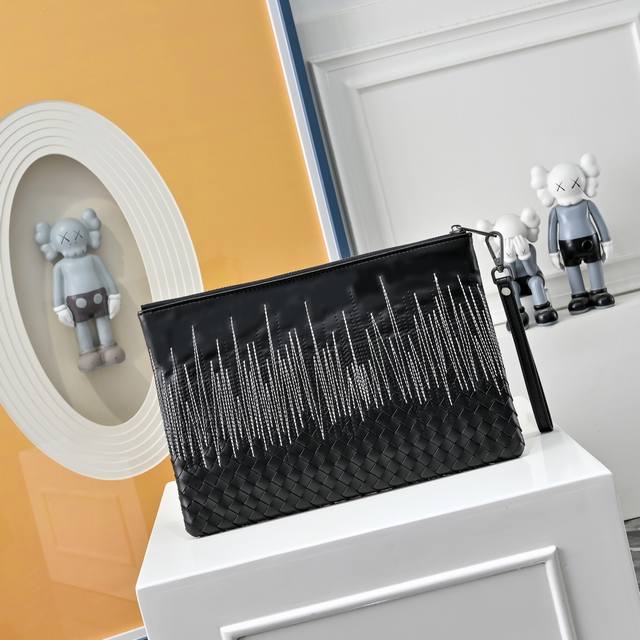 Bv葆蝶家升级版 Bottega Veneta最新款Bv刺绣手包 官网同步 采用顶级皮料 手感柔软舒适超赞 专柜原装乌钢五金专用里布 尺寸:31X2X21Cm