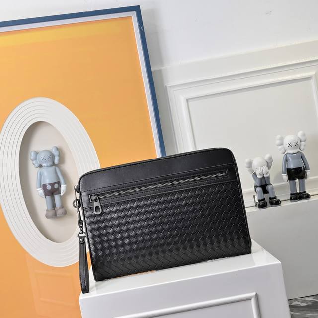 Bv葆蝶家升级版 Bottega Veneta最新款Bv手拿包 官网同步 采用顶级皮料 手感柔软舒适超赞 专柜原装乌钢五金专用里布 尺寸33X1X23Cm