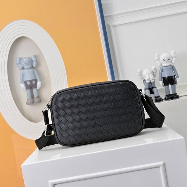 Bv葆蝶家升级版 Bottega Veneta最新款Bv斜挎包 手拿包 官网同步 采用顶级皮料 手感柔软舒适超赞 专柜原装乌钢五金专用里布 尺寸24X6X15C