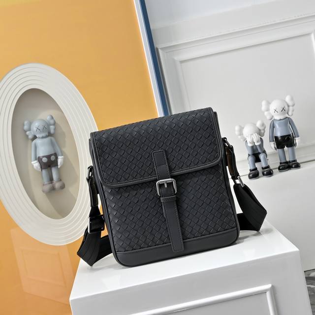 Bv葆蝶家升级版 Bottega Veneta最新款Bv斜挎包 官网同步 采用顶级皮料 手感柔软舒适超赞 专柜原装乌钢五金专用里布 尺寸:24X6X25Cm 6