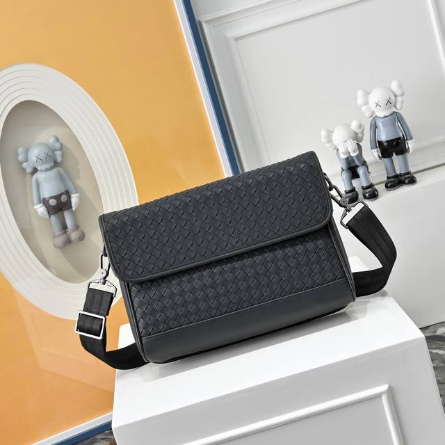 Bv葆蝶家升级版 Bottega Veneta最新款Bv斜挎包单肩包 官网同步 采用顶级皮料 手感柔软舒适超赞 专柜原装乌钢五金专用里布 尺寸:30X7X22C