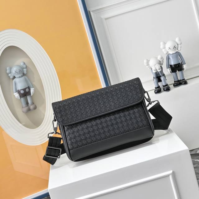 Bv葆蝶家升级版 Bottega Veneta最新款Bv斜挎包单肩包 官网同步 采用顶级皮料 手感柔软舒适超赞 专柜原装乌钢五金专用里布 尺寸:27X6X18C