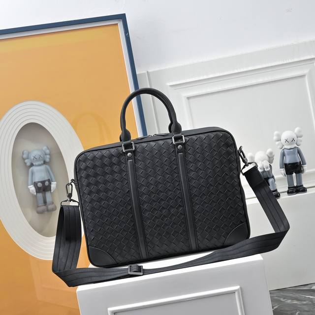 Bv葆蝶家升级版 Bottega Veneta最新款Bv公文包 官网同步 采用顶级皮料 手感柔软舒适超赞 专柜原装乌钢五金专用里布 尺寸28X7X38Cm 88