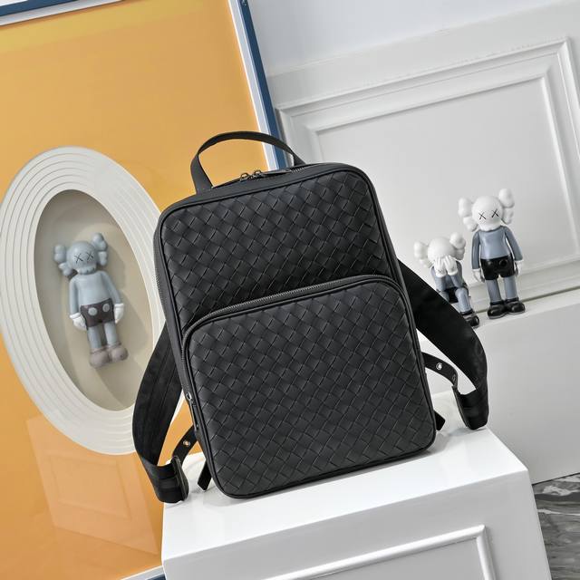 Bv葆蝶家升级版 Bottega Veneta最新款Bv双肩包 官网同步 采用顶级皮料 手感柔软舒适超赞 专柜原装乌钢五金专用里布 尺寸:26X12X34Cm