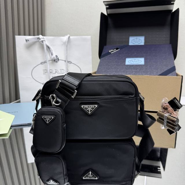 顶级原单 新款三合一1Bc167 这款矩形单肩包设计紧凑,呈现鲜明的街头着装格调。功能性与简约线条邂逅,造就醒目特色。包身采用海洋塑料回收物提纯所制的创新性Re 顶级原单 新款三合一1Bc167 这款矩形单肩包设计紧凑,呈现鲜明的街头着装格调。功能性与简约线条邂逅,造就醒目特色。包身采用海洋塑料回收物提纯所制的创新性Re