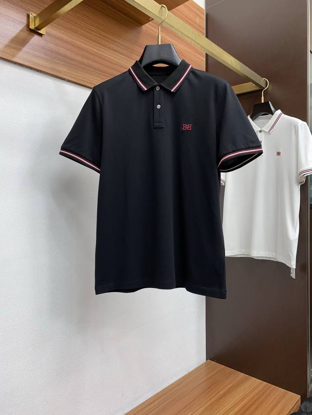 巴利 臻品定制系列的设计polo衫确实独具匠心，展现了定制服装的精致与品味。定制细纹珠地材质，不仅触感柔软舒适，还具有良好的透气性和吸湿性，确保穿着者在任何场合