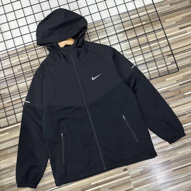 1112款 耐克Nike男士外套女士外套宽松版型外套春夏秋季新款连帽男女同款情侣款外套 颜色：黑色 码数:M L Xl Xxl
