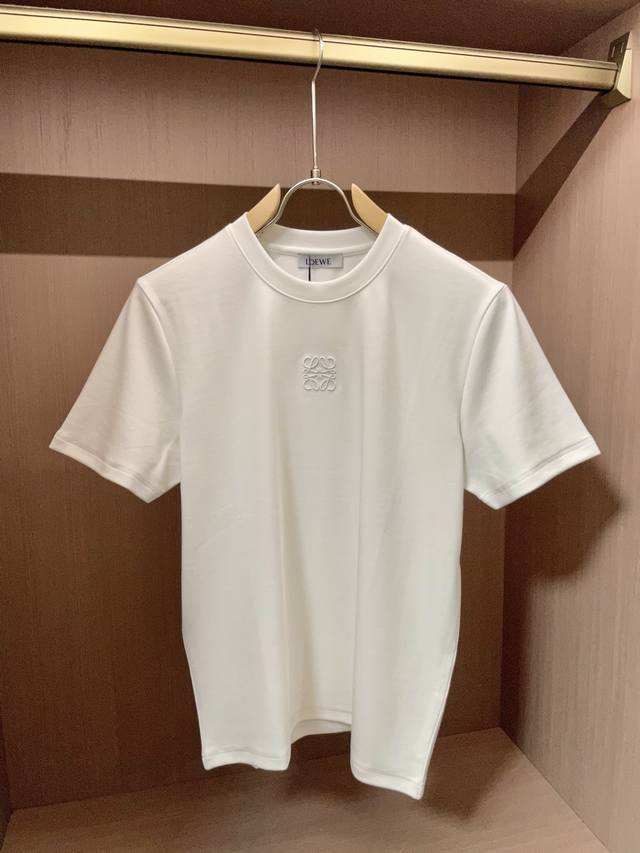 Loewe 2025秋冬 男士短袖 专柜的最经典系列 最简单基础的经典款 很简单 重点看面料这次我们拿到的原厂面料！客供面料都是按照正常的订单工序完成！绝对比你