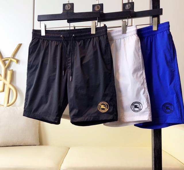 Burberry's new summer men's casual shorts. Custom-made quick-drying fabric offer Burberry's new summer men's casual shorts. Custom-made quick-drying fabric offer