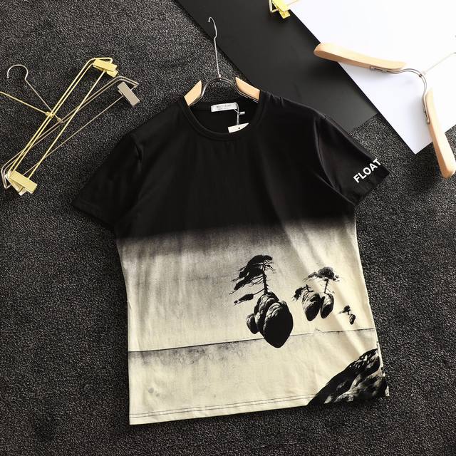 New short-sleeved shirt from Valentino's official summer website, featuring a c New short-sleeved shirt from Valentino's official summer website, featuring a c