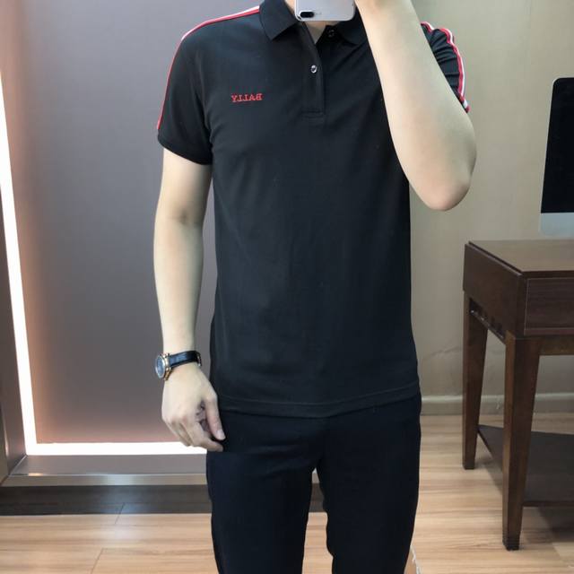 巴利。 夏季新款 高级成衣 专柜同步 时尚刺绣商务休闲翻领短袖T恤 采用高克重丝光棉面料 温儒柔软 细腻柔软 上身自然是舒适 精致勋章工艺设计 简单 高品质 p
