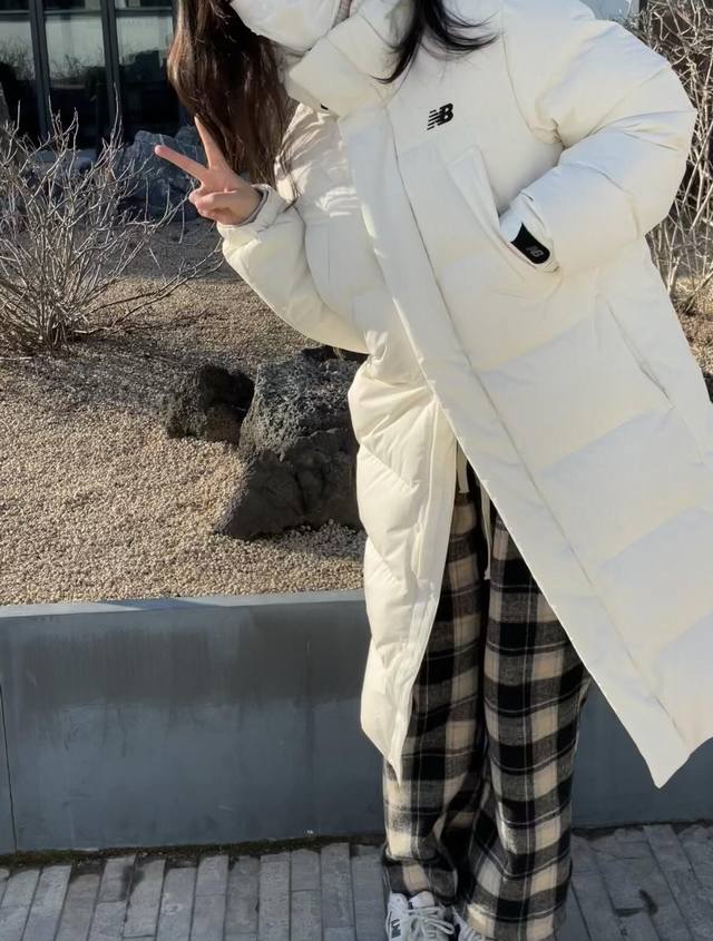 正p级 Nb长款女款羽绒服大被子 新百伦 长款羽绒服 New Balance Logo印花纯色中长款连帽羽绒服外套 冬季 女款 设计理念： Nb羽绒服面料，拉链