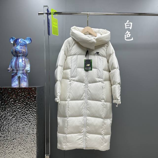 正p级 Nb长款女款羽绒服大被子 新百伦 长款羽绒服 New Balance Logo印花纯色中长款连帽羽绒服外套 冬季 女款 设计理念： Nb羽绒服面料，拉链