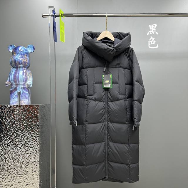 正p级 Nb长款女款羽绒服大被子 新百伦 长款羽绒服 New Balance Logo印花纯色中长款连帽羽绒服外套 冬季 女款 设计理念： Nb羽绒服面料，拉链