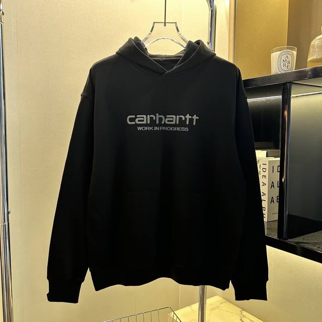 carhatt 卡哈特连帽套头卫衣 立体发泡印花高级感满满 简单又大方的印花图案 简直让人不要太爱 不挑人 男女 版型很赞 面料采用精梳棉 385克重 经过洗水