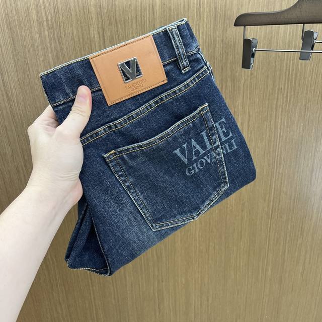 秋冬 Vltn 2540秋冬新品休闲牛仔裤 官网同步发售，裤身工艺设计，进口客供辅料、面料定制，代工厂p出品免检！每个细节做到极致，原版五金配件，潮范十足、上身