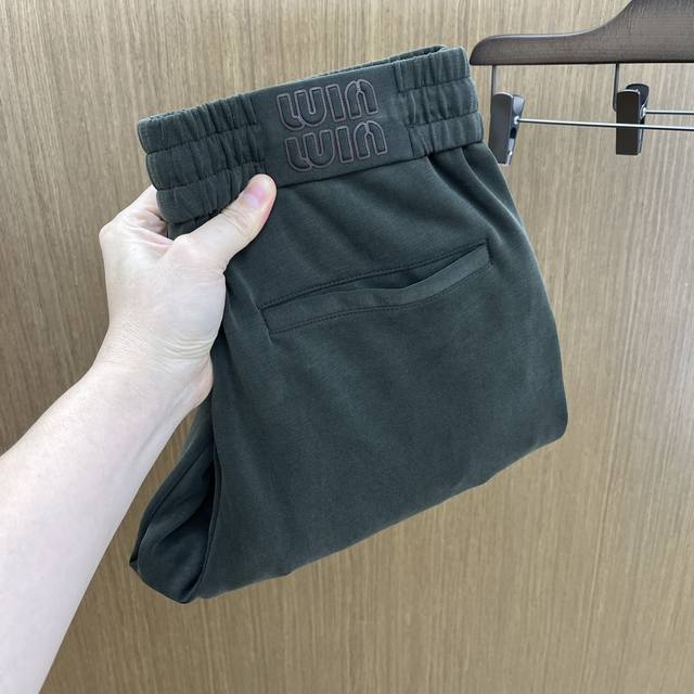秋冬 Miu 2540秋冬新品休闲裤 官网同步发售，裤身工艺设计，进口客供辅料、面料定制，代工厂p出品免检！每个细节做到极致，原版五金配件，潮范十足、上身有型帅