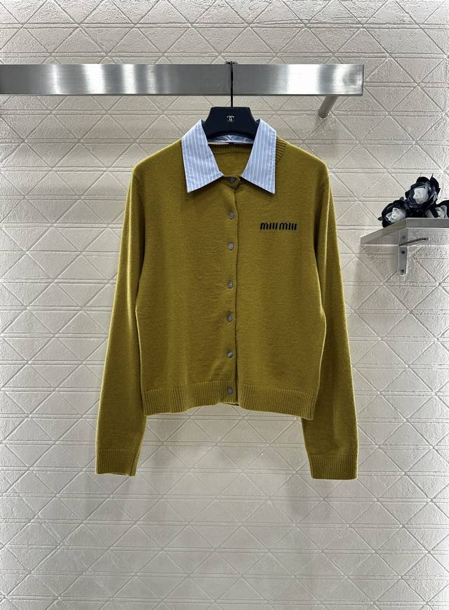 Miumi*2025新品上架 可拆卸撞色翻领针织开衫 定制Yb羊毛纱线织造 质感细腻 舒适亲肤 翻领针织开衫版型 通体细密钩织纹理设计 精致螺纹包边可拆卸翻领条