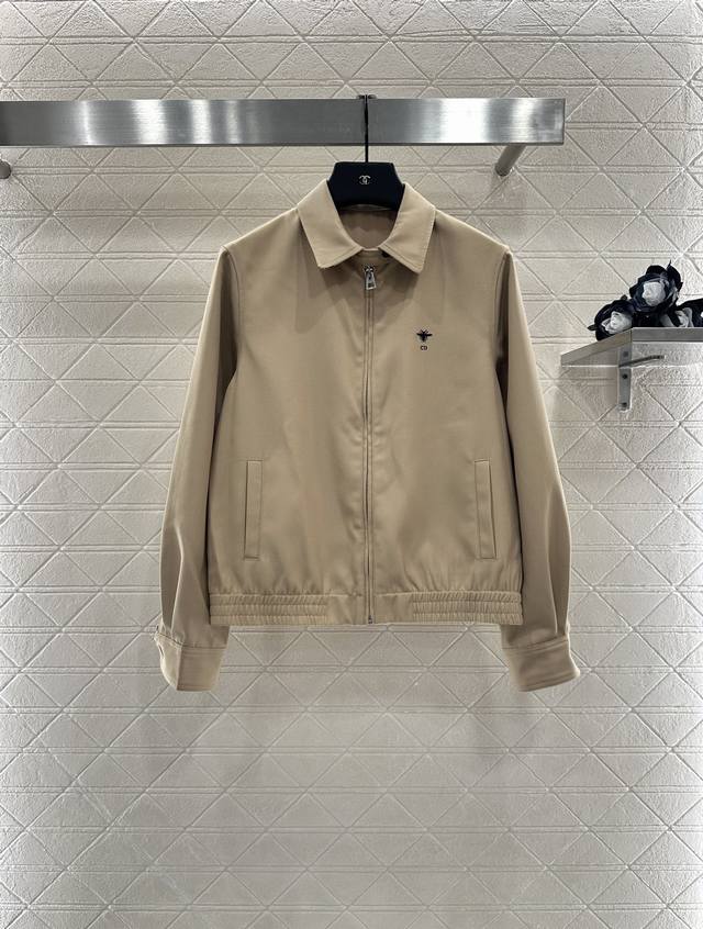 Dio*2025新品上架 拉链夹克外套 定制Yb进口材质 质感细腻 穿搭垂顺有型 翻领拉链夹克外套 大身素色简约百搭 前襟拉链 配合对称口袋装饰 层次丰富 胸前