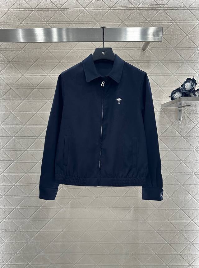 Dio*2025新品上架 拉链夹克外套 定制Yb进口材质 质感细腻 穿搭垂顺有型 翻领拉链夹克外套 大身素色简约百搭 前襟拉链 配合对称口袋装饰 层次丰富 胸前