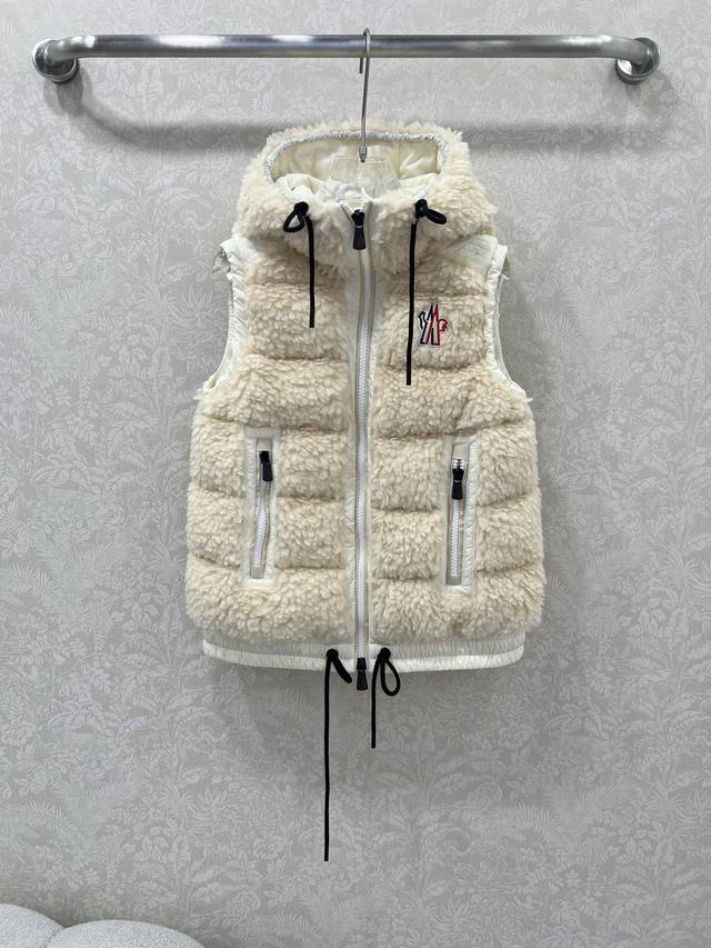 Moncle*25新款滑雪系列仿羊羔毛羽绒马甲，定制环保泰迪绒毛毛面料软糯细腻，气质双拉链抽绳下摆设计！减龄少女风穿搭，90白鹅绒羽绒填充轻盈保暖面料，经典版型