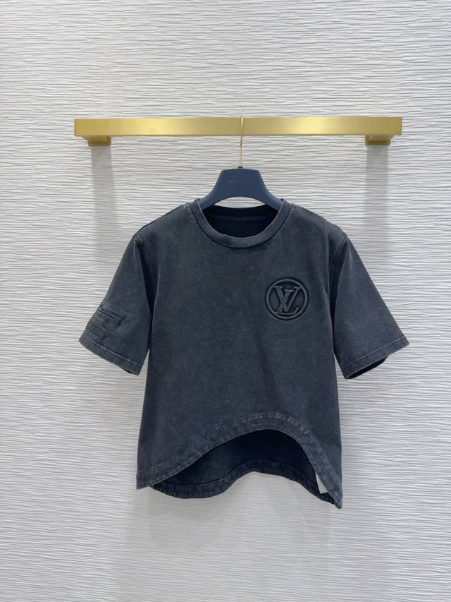 Louis Vuitto*2025Fw新款T恤 密度很高手感超好 真的费劲心血的一款！！细节完美常规版型！上身完全不挑人简单大方，瞬间提升气质 爆款推荐，码数S